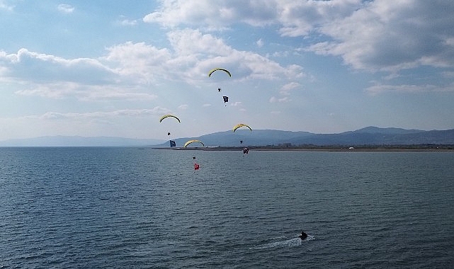 İznik’te paramotor gösterisi büyük beğeni topladı.