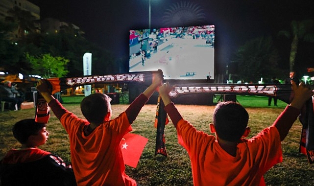Vatandaşlar maç heyecanını Yenişehir Belediyesinin kurduğu dev ekranda yaşadı