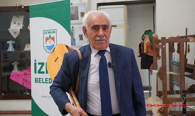 65 yıldır sazı ve kalemi elinde