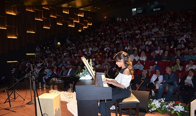 Dikili’de küçük yıldızlar büyük alkış aldı