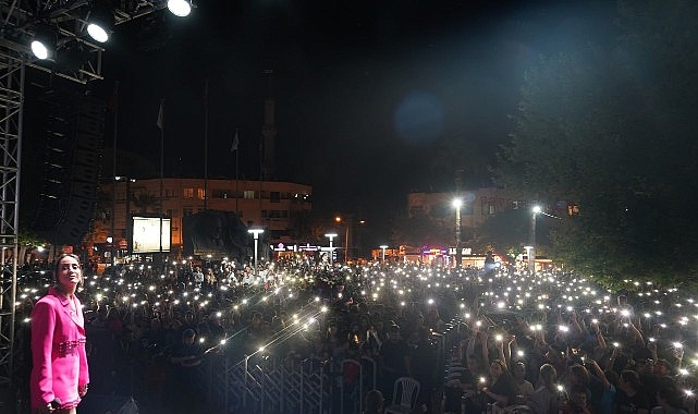 Fener Alayı ve Hande Ünsal Konserine Yoğun İlgi