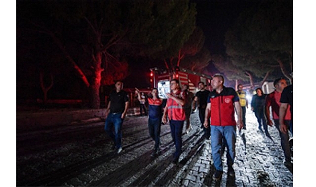 Ekipler Doğanbey’de yerleşim yerlerindeki yangını kontrol altına aldı