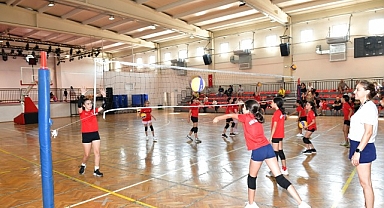 Çiğli’de 7’den 70’e binlerce kursiyerle yaz boyu spor coşkusu