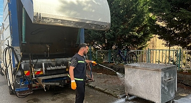 Gölcük’te çöp konteynerleri düzenli olarak temizleniyor